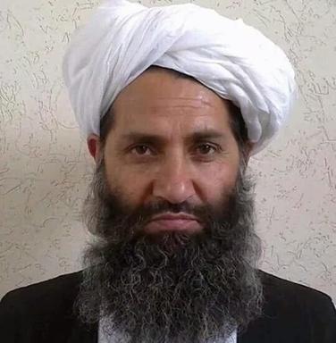 Mann mit Turban und langem Bart: Taliban Akhundzada