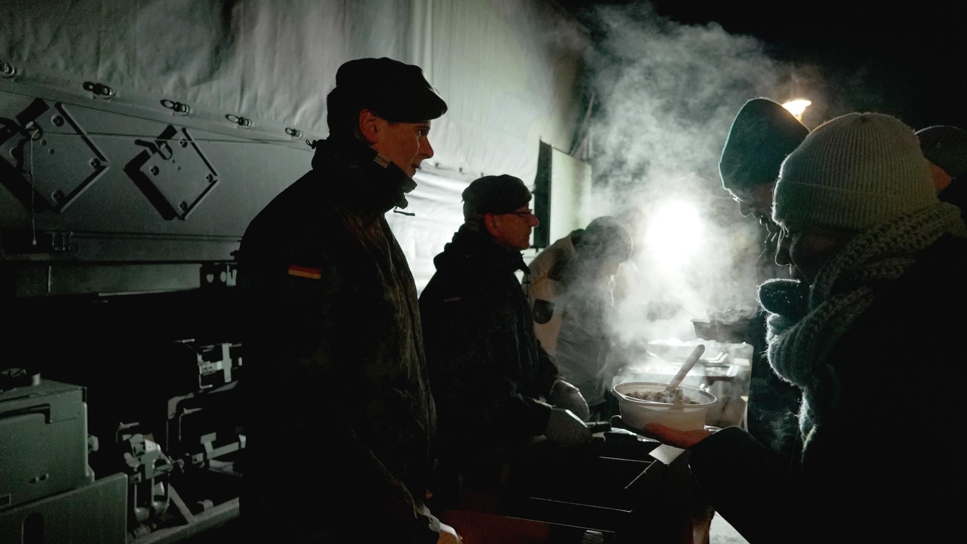 Soldaten der Bundeswehr geben nach dem tagelangen großflächigen Stromausfall im Berliner Südwesten warme Mahlzeiten am Mexikoplatz aus. 