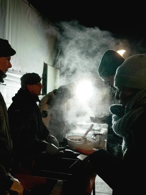 Soldaten der Bundeswehr geben nach dem tagelangen großflächigen Stromausfall im Berliner Südwesten warme Mahlzeiten am Mexikoplatz aus. 