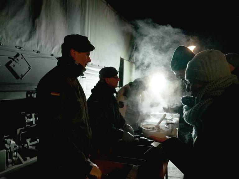 Soldaten der Bundeswehr geben nach dem tagelangen großflächigen Stromausfall im Berliner Südwesten warme Mahlzeiten am Mexikoplatz aus. 