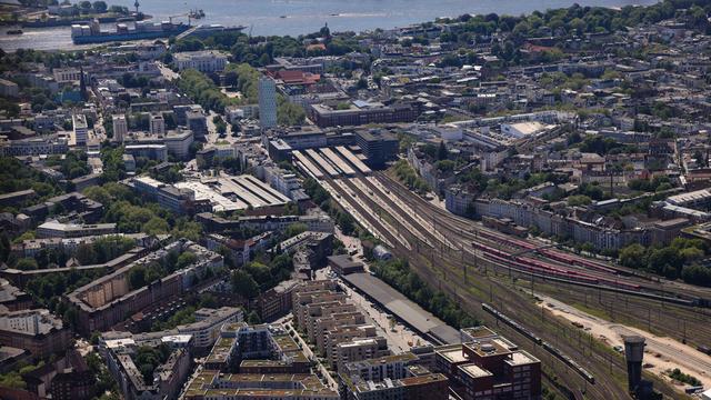 Blick über Altona und die Bahngleise zum Bahnhof Altona (Luftaufnahme).