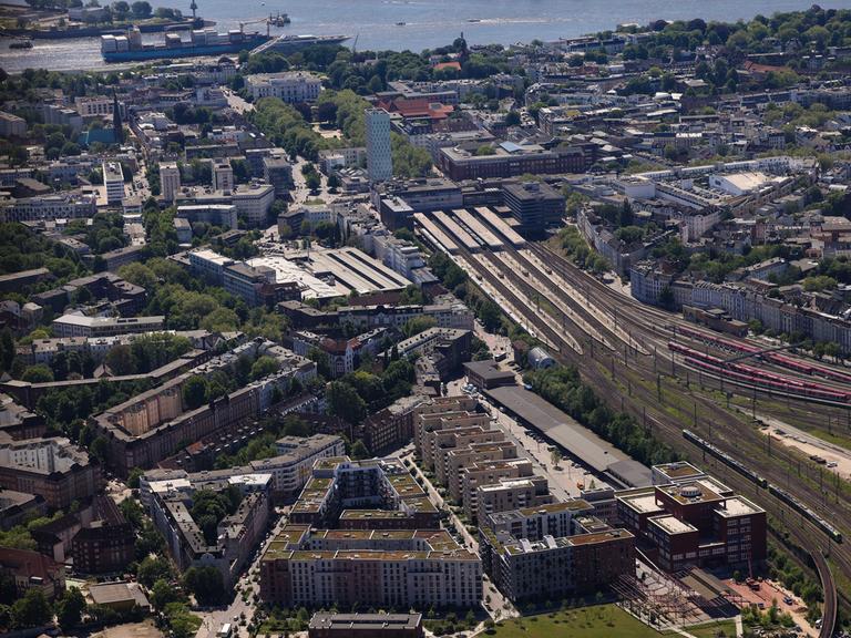 Blick über Altona und die Bahngleise zum Bahnhof Altona (Luftaufnahme).