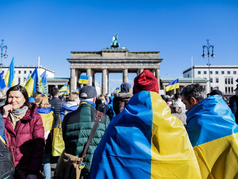 Tausende Demonstrierende solidarisierten sich zum zweiten Jahrestag des russischen Angriffs mit der Ukraine.