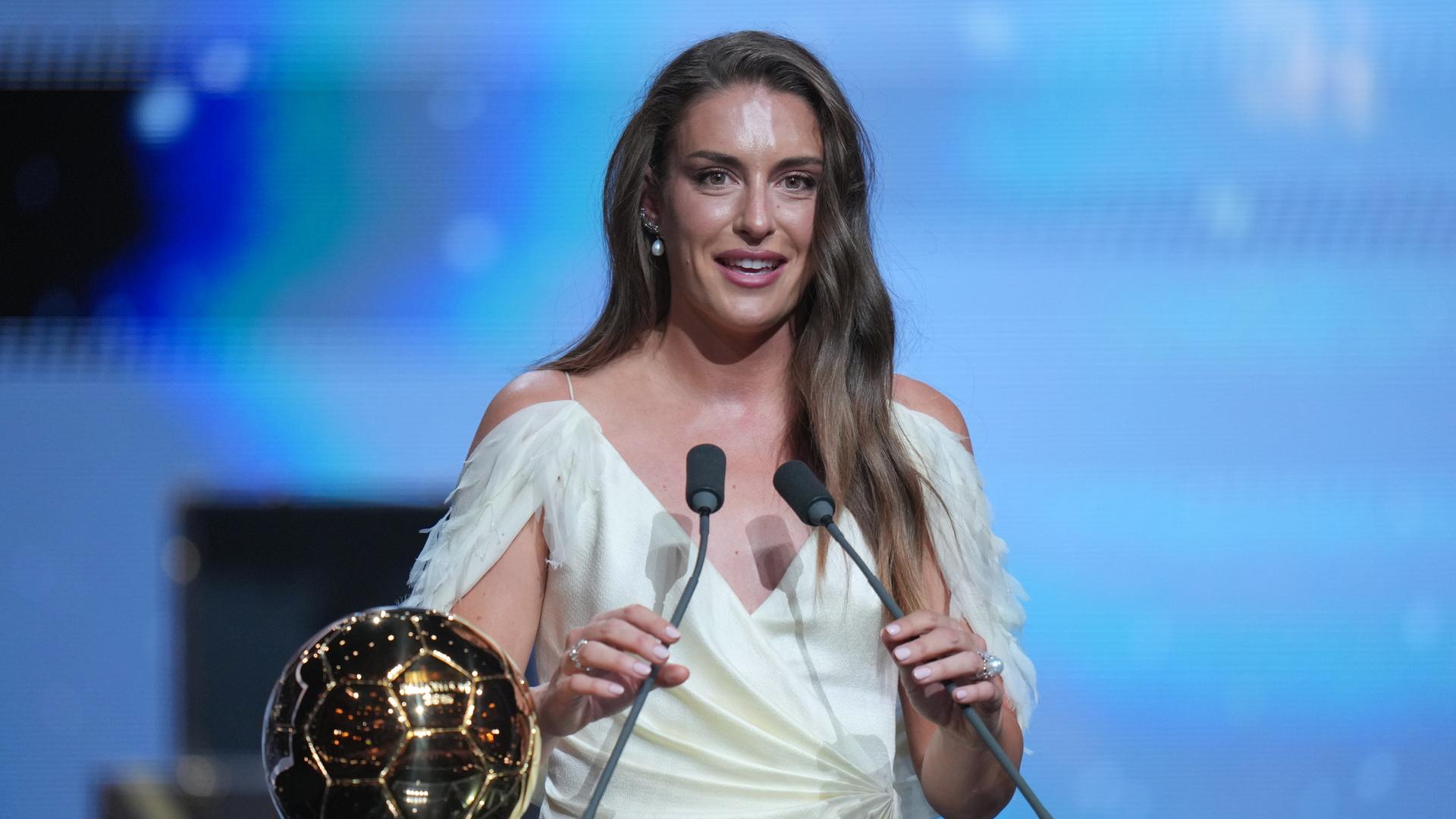 Die Fußballerin Alexia Putellas spricht bei der Ballon-d'Or-Verleihung in London nach ihrer Auszeichnung als Spielerin des Jahres.