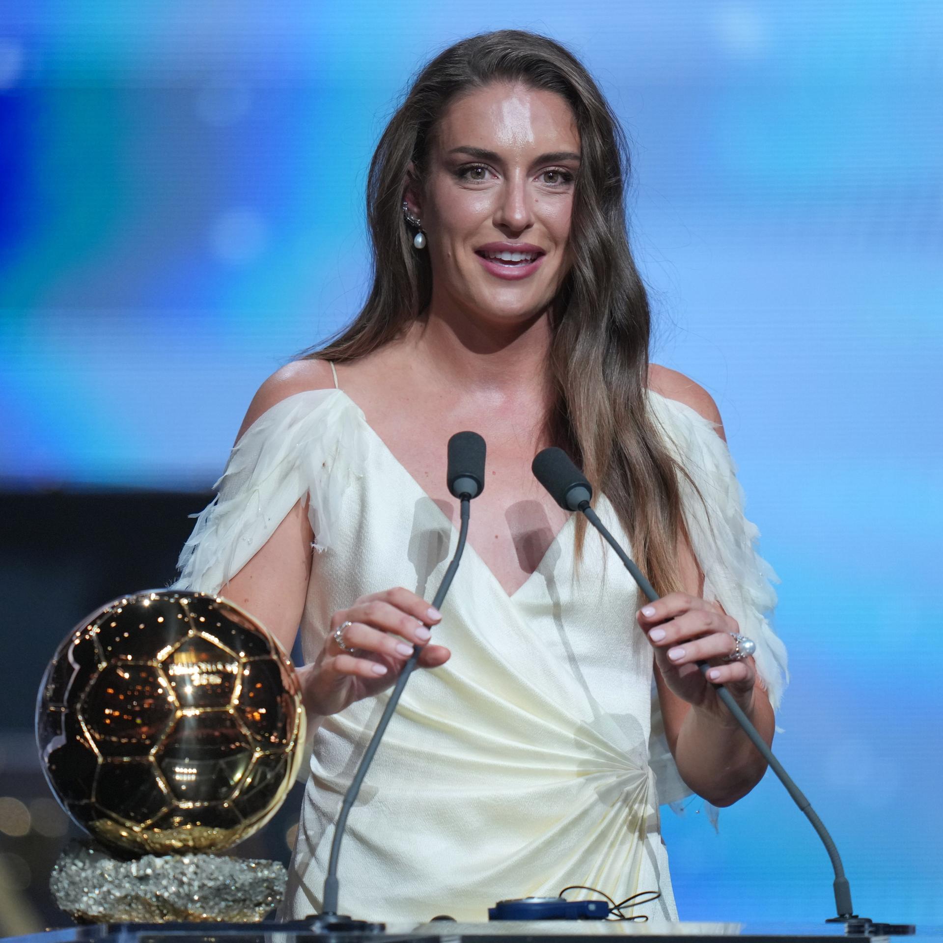 Die Fußballerin Alexia Putellas spricht bei der Ballon-d'Or-Verleihung in London nach ihrer Auszeichnung als Spielerin des Jahres.