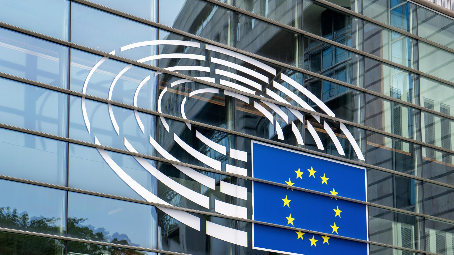 Logo des Europäischen Parlament an dessen Fassade in Brüssel