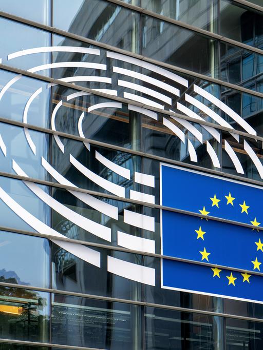 Logo des Europäischen Parlament an dessen Fassade in Brüssel