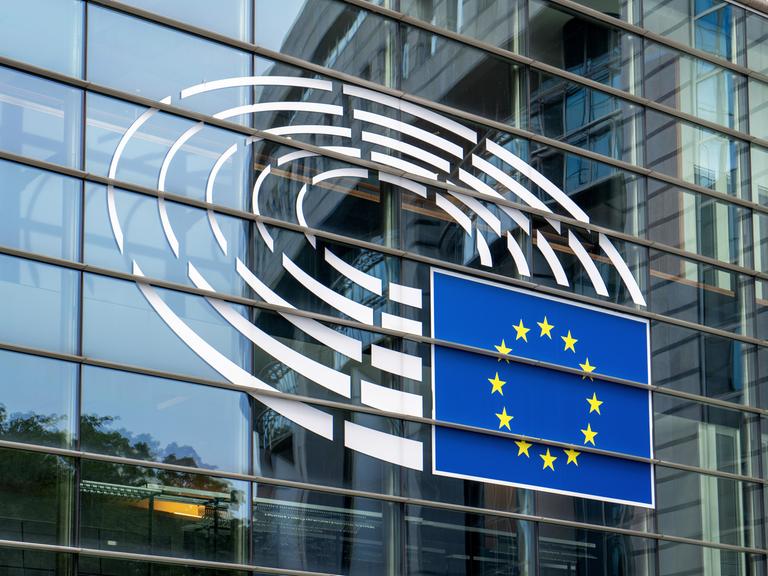 Logo des Europäischen Parlament an dessen Fassade in Brüssel