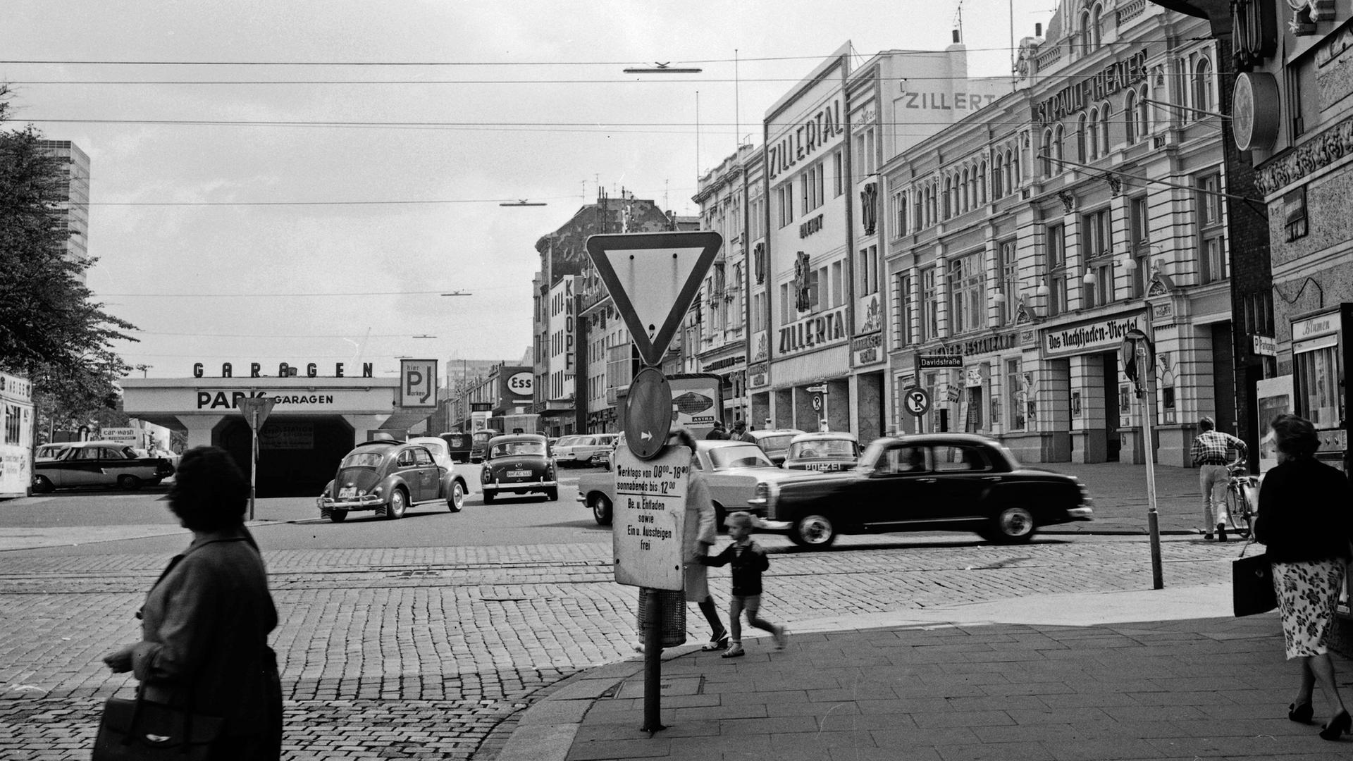 Blick auf die Gebäude der Reeperbahn in Hamburg St. Pauli, Deutschland 1960er Jahre. 