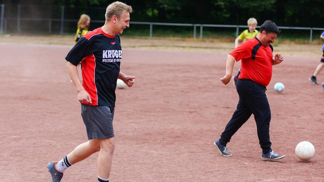 Das Foto zeigt einen Inklusions-Trainer der Adler Ellinghorst in Gladbeck. Adler Ellinghorst arbeitet zusammen mit der Jugend- und Behindertenhilfe und der Caritas.