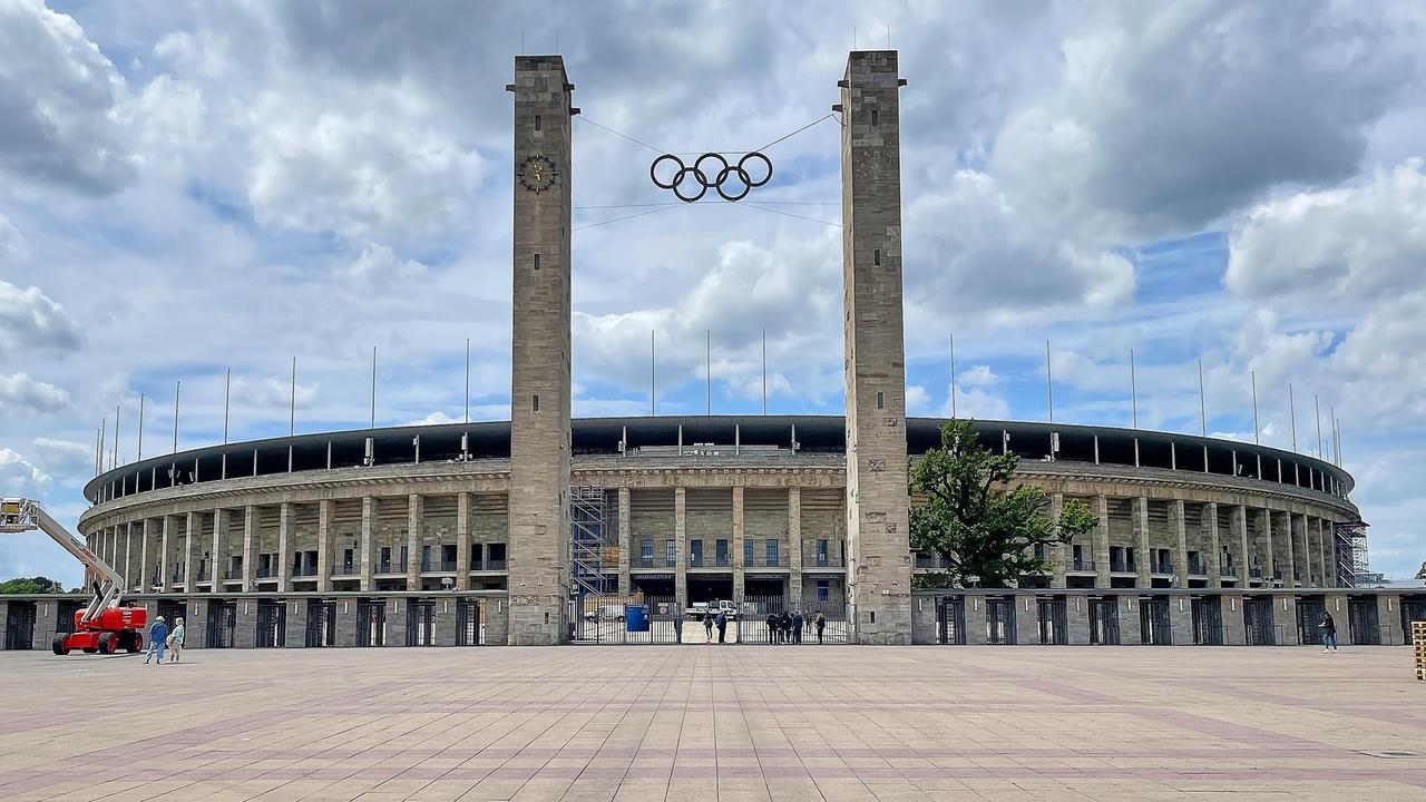 Berlin, Deutschland: Olympiastadion: Konzept für Olympia-Bewerbung "Berlin+" vorgestellt: Blick auf das Olympiastadion, Eingangsbereich Olympisches Tor