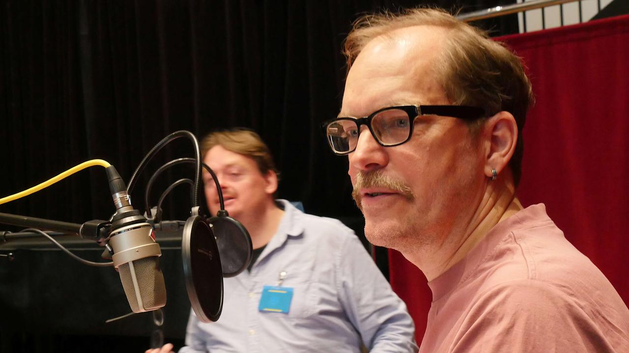 Die Schauspieler Sascha Nathan und Godehard Giese im Tonstudio.