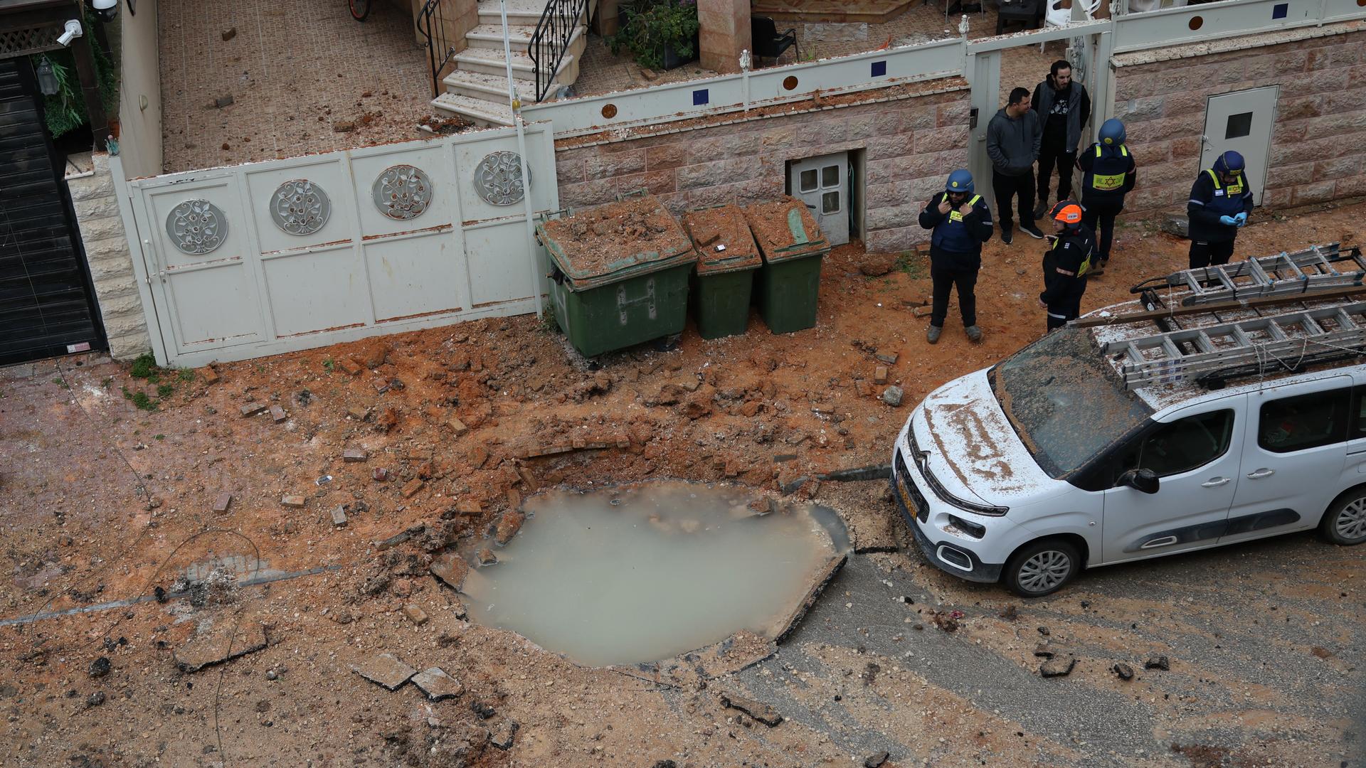 Israelische Rettungskräfte inspizieren einen Krater von einer iranischen Drohne auf einer Straße in Kfar Qassem. Israelische Rettungskräfte inspizieren einen Krater von einer iranischen Drohne auf einer Straße in Kfar Qassem.