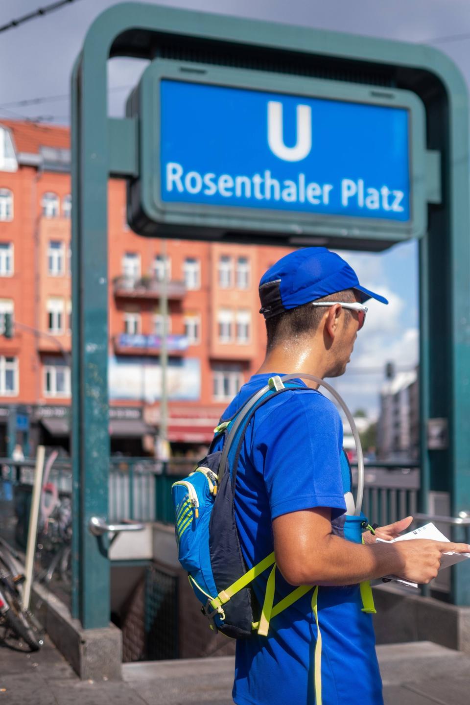 Sightjogging Deutschland, Berlin, 14.08.2019, Sightjogging, Läufer mit Stadtplan und Rucksack / Drinkschlauch*** Sightjogging Germany, Berlin, 14 08 2019, Sightjogging, runner with city map and backpack Drinkschlauch, Rosenthaler Platz,  