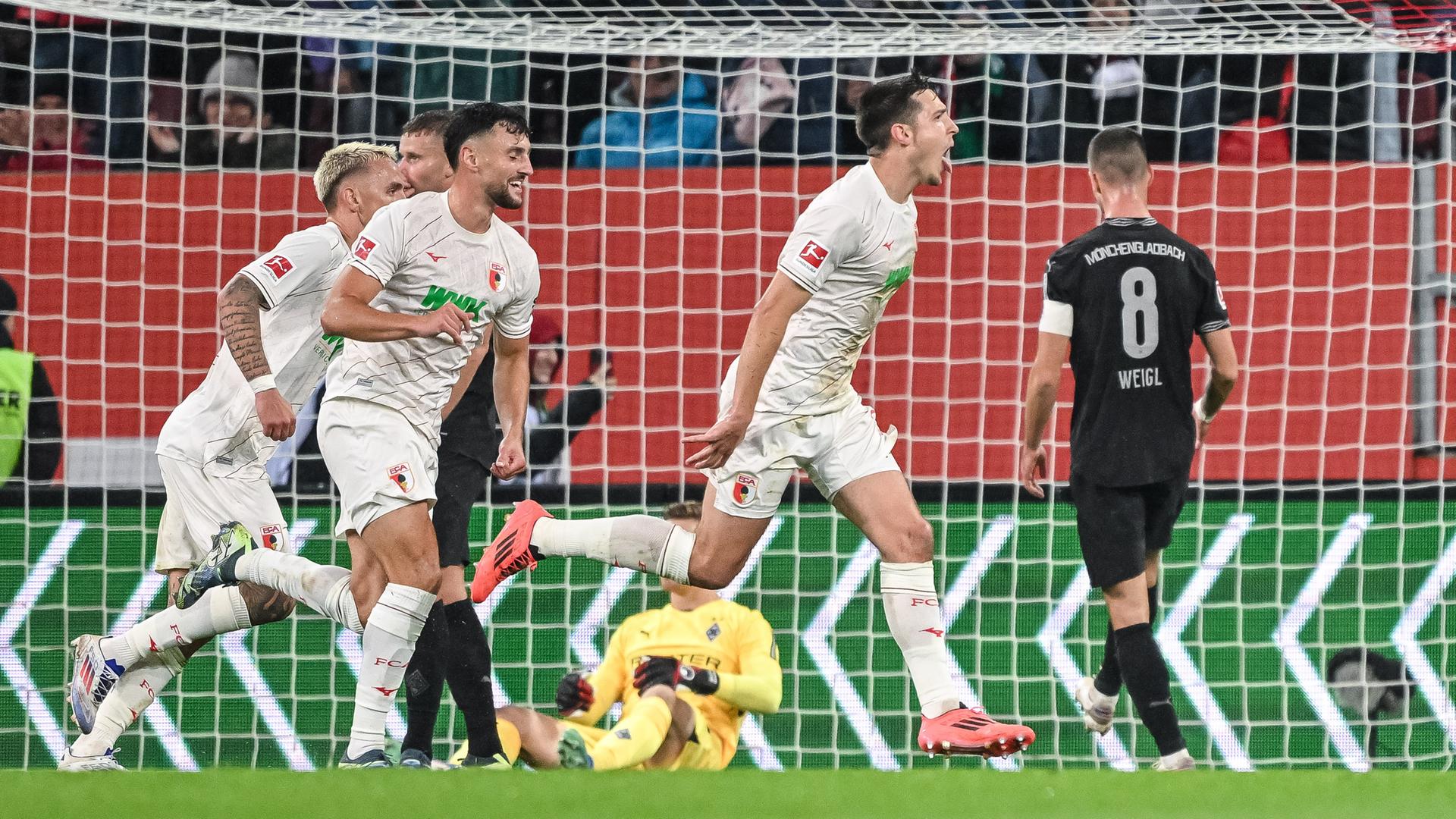 Augsburger Spieler jubeln nach dem 1:0 gegen Mönchengladbach. Augsburger Spieler jubeln nach dem 1:0 gegen Mönchengladbach.