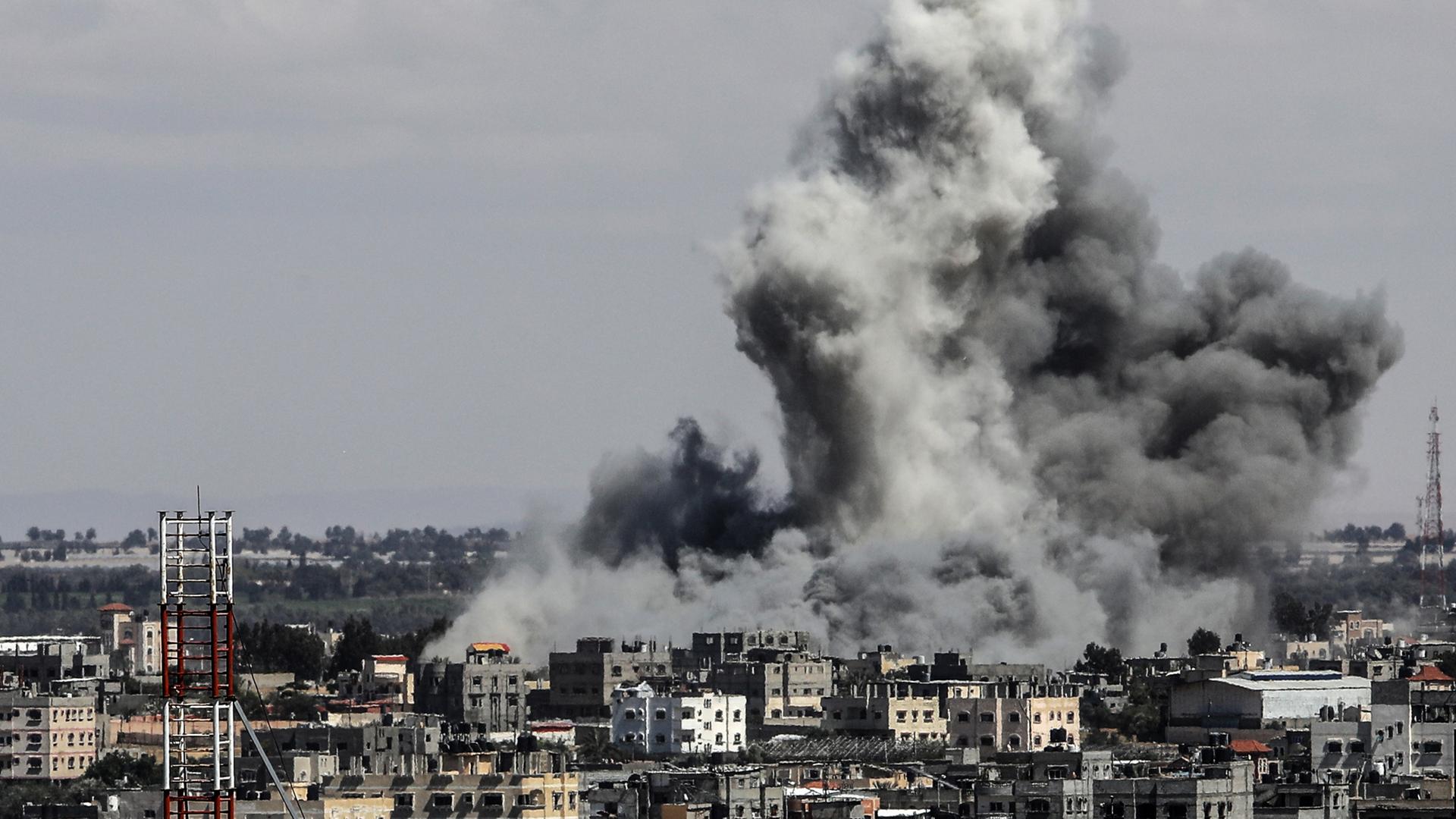 Rauch steigt über der Stadt Rafah auf.