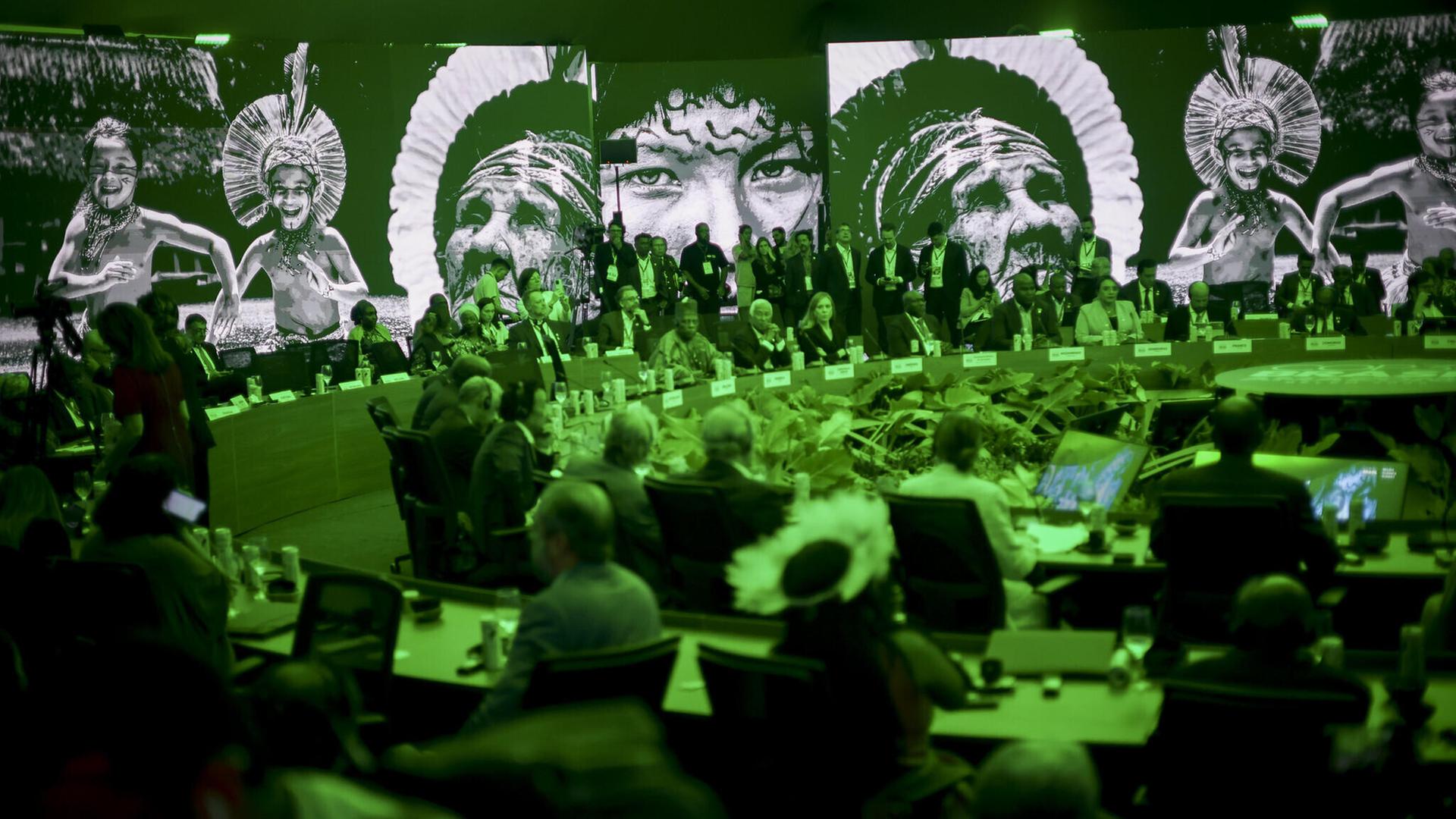Politiker in einem Saal beim der Weltklimakonferenz in Belém in Brasilien Politiker in einem Saal beim der Weltklimakonferenz in Belém in Brasilien