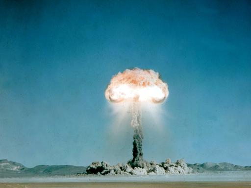 Ein Atompilz steigt nach der Explosion einer US-amerikanischen Atombombe über dem Testgelände in der Wüste von Nevada auf.