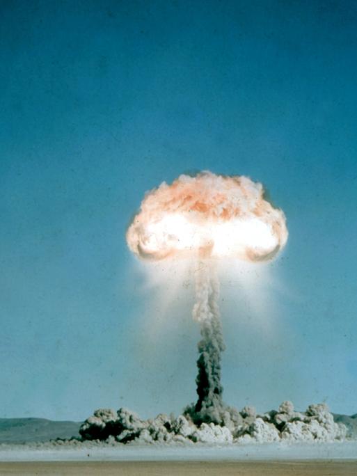 Ein Atompilz steigt nach der Explosion einer US-amerikanischen Atombombe über dem Testgelände in der Wüste von Nevada auf.