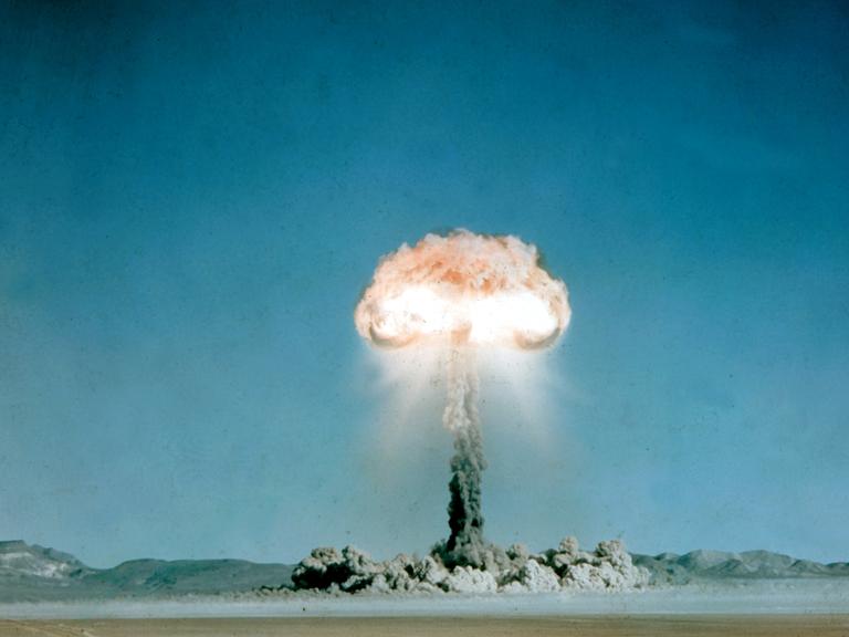 Ein Atompilz steigt nach der Explosion einer US-amerikanischen Atombombe über dem Testgelände in der Wüste von Nevada auf.