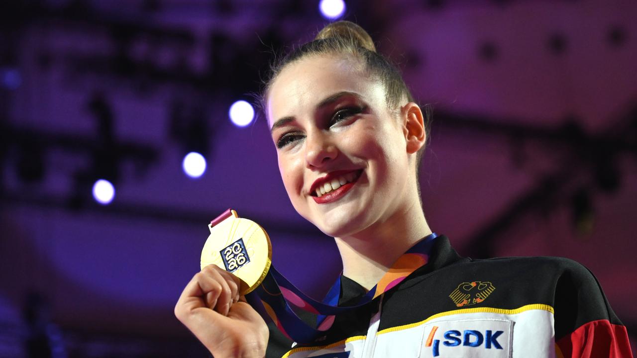 Darja Varfolomeev hält ihre Medaille.