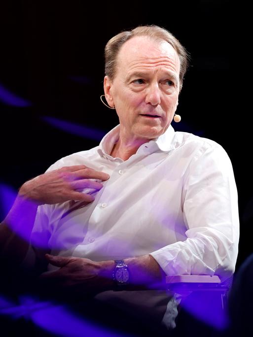 Thriller Autor Marc Elsberg auf der Bühne der Lit.Cologne 2026 in Köln.