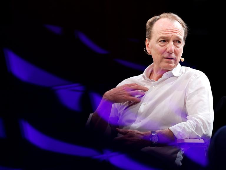 Thriller Autor Marc Elsberg auf der Bühne der Lit.Cologne 2026 in Köln.