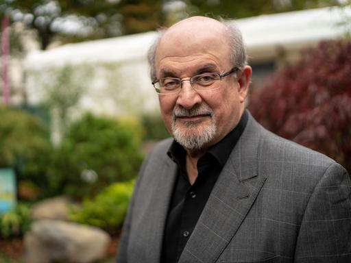 Porträt von Salman Rushdie anläßlich der Nominierung für den Booker Price beim Chelenham Literature Festival 2019.