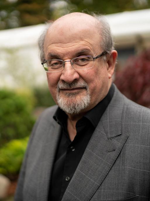 Porträt von Salman Rushdie anläßlich der Nominierung für den Booker Price beim Chelenham Literature Festival 2019.