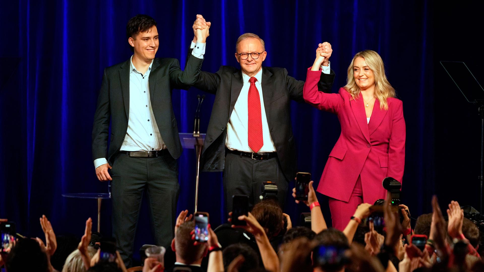 Premierminister Albanese mit Sohn Nathan und Lebenspartnerin Jodie Haydon bei der Wahlparty der Labor-Party. Premierminister Albanese mit Sohn Nathan und Lebenspartnerin Jodie Haydon bei der Wahlparty der Labor-Party.