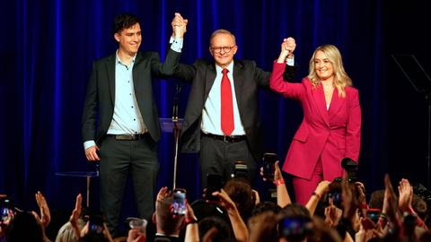 Premierminister Albanese mit Sohn Nathan und Lebenspartnerin Jodie Haydon bei der Wahlparty der Labor-Party.