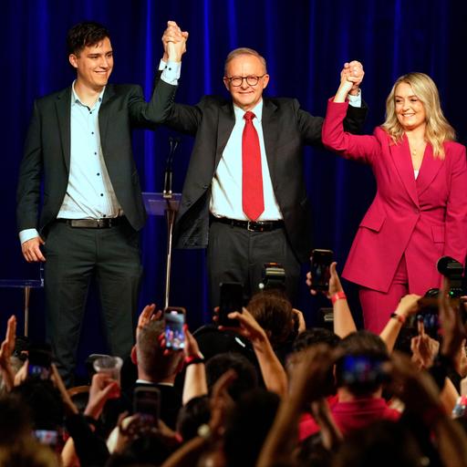 Premierminister Albanese mit Sohn Nathan und Lebenspartnerin Jodie Haydon bei der Wahlparty der Labor-Party.