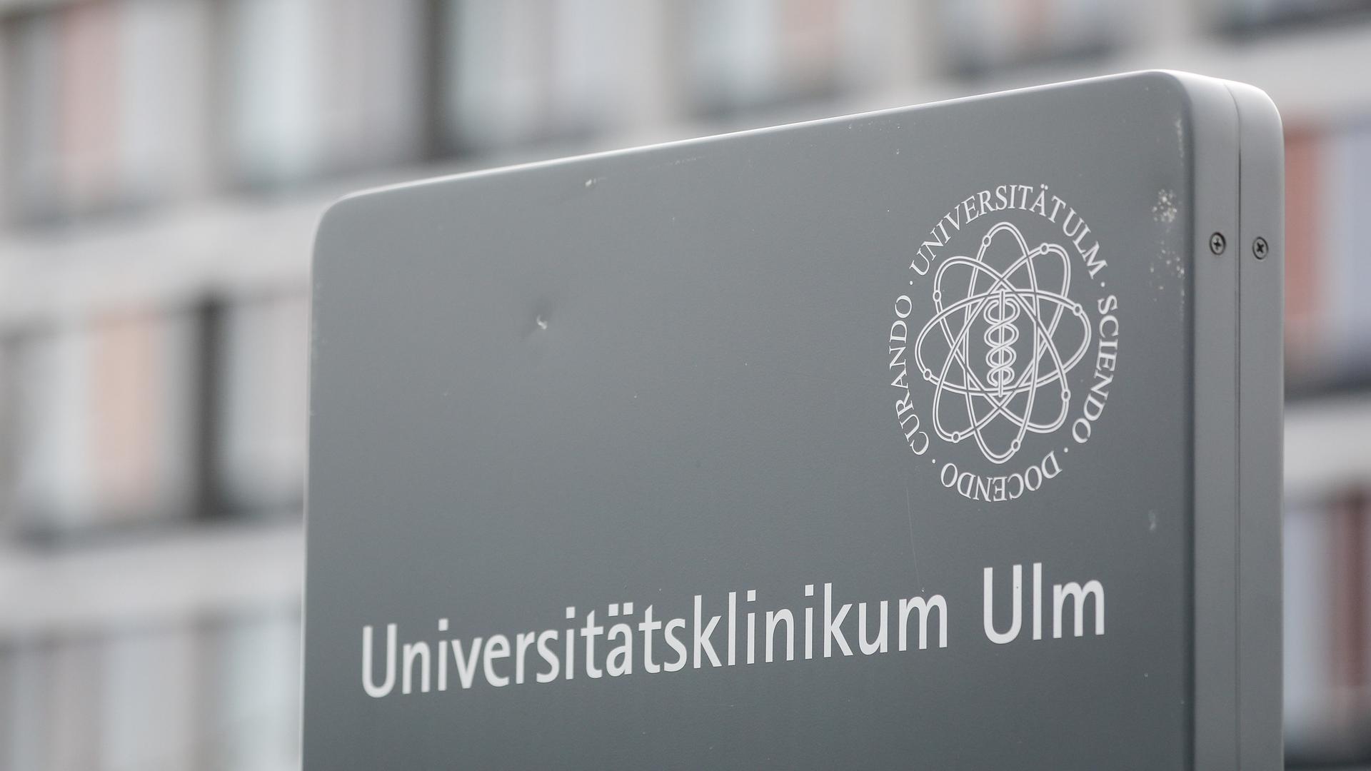 «Universitätsklinikum Ulm» steht auf einem Schild neben der Klinik geschrieben.  