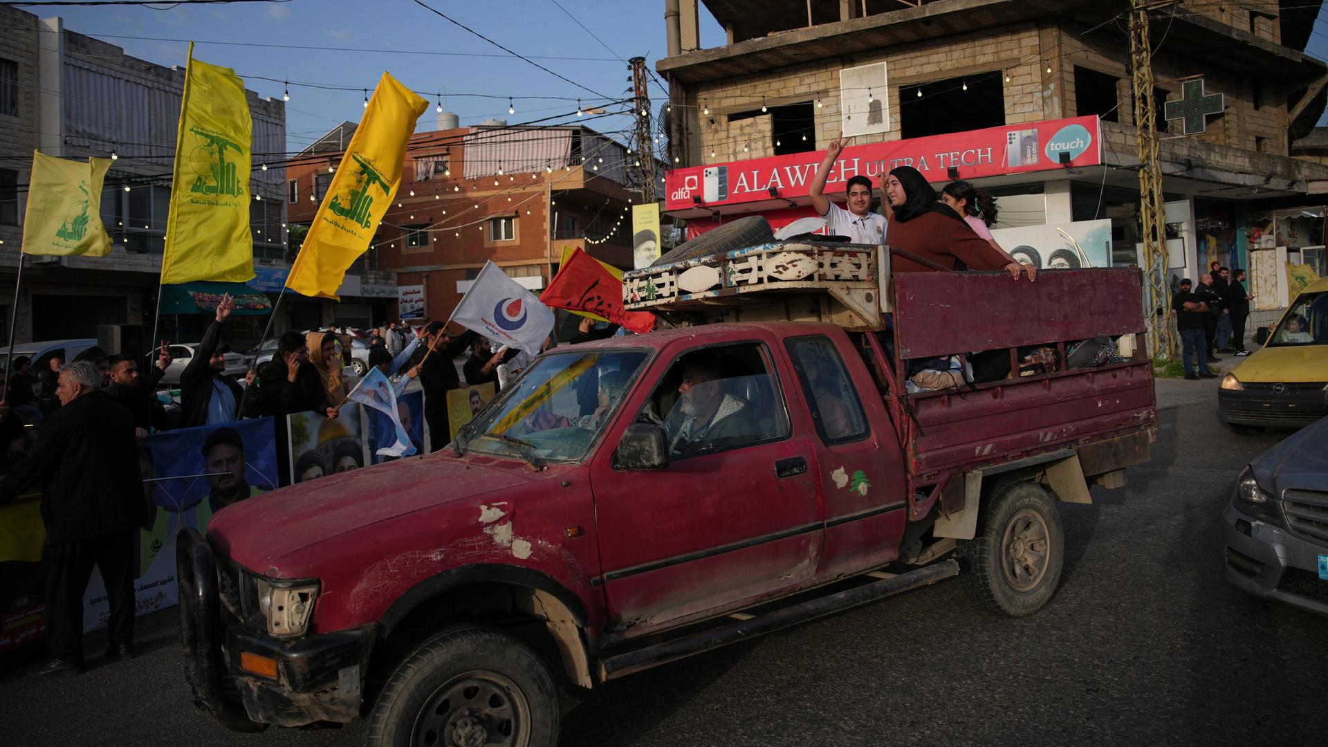 Libanon, Zefta: Nach dem Inkrafttreten eines Waffenstillstands fahren vertriebene Bewohner in Zefta im Südlibanon zurück in ihre Dörfer, während die Einwohner Hisbollah-Fahnen schwenken.