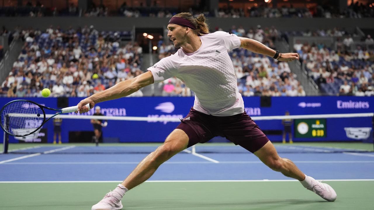 Alexander Zverev macht einen großen Ausfallschritt, um den Tennisball mit dem Schläger zu erreichen. 