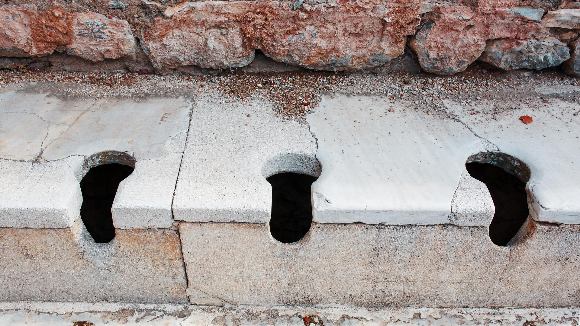 Eine antike römische Latrine in der Stadt Ephesus in der Türkei.