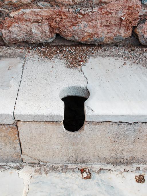 Eine antike römische Latrine in der Stadt Ephesus in der Türkei.