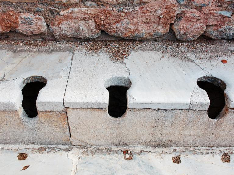 Eine antike römische Latrine in der Stadt Ephesus in der Türkei.