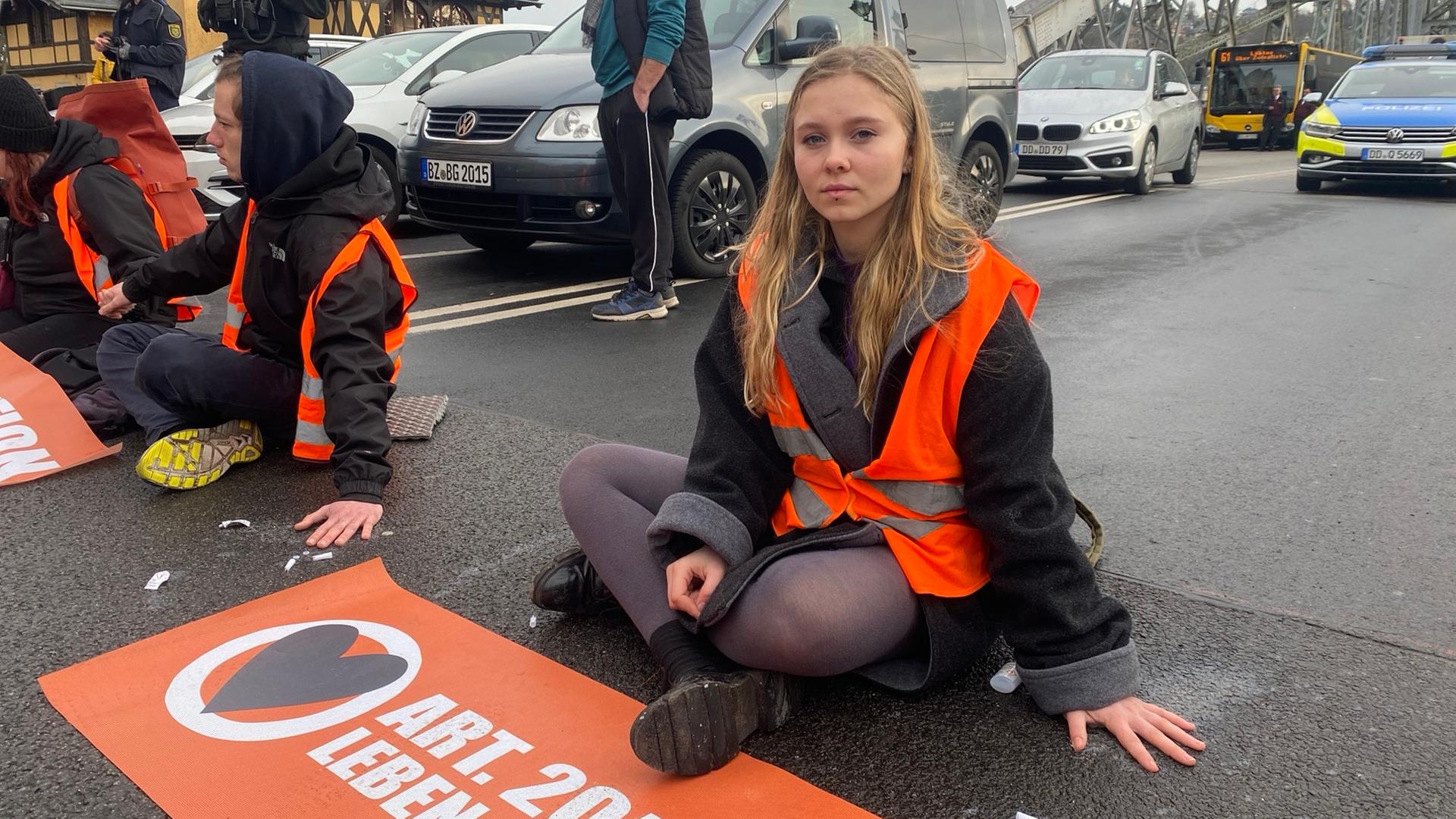 Aimée van Baalen, festgeklebt auf der Strasse, Aktivistin der "Letzten Generation".