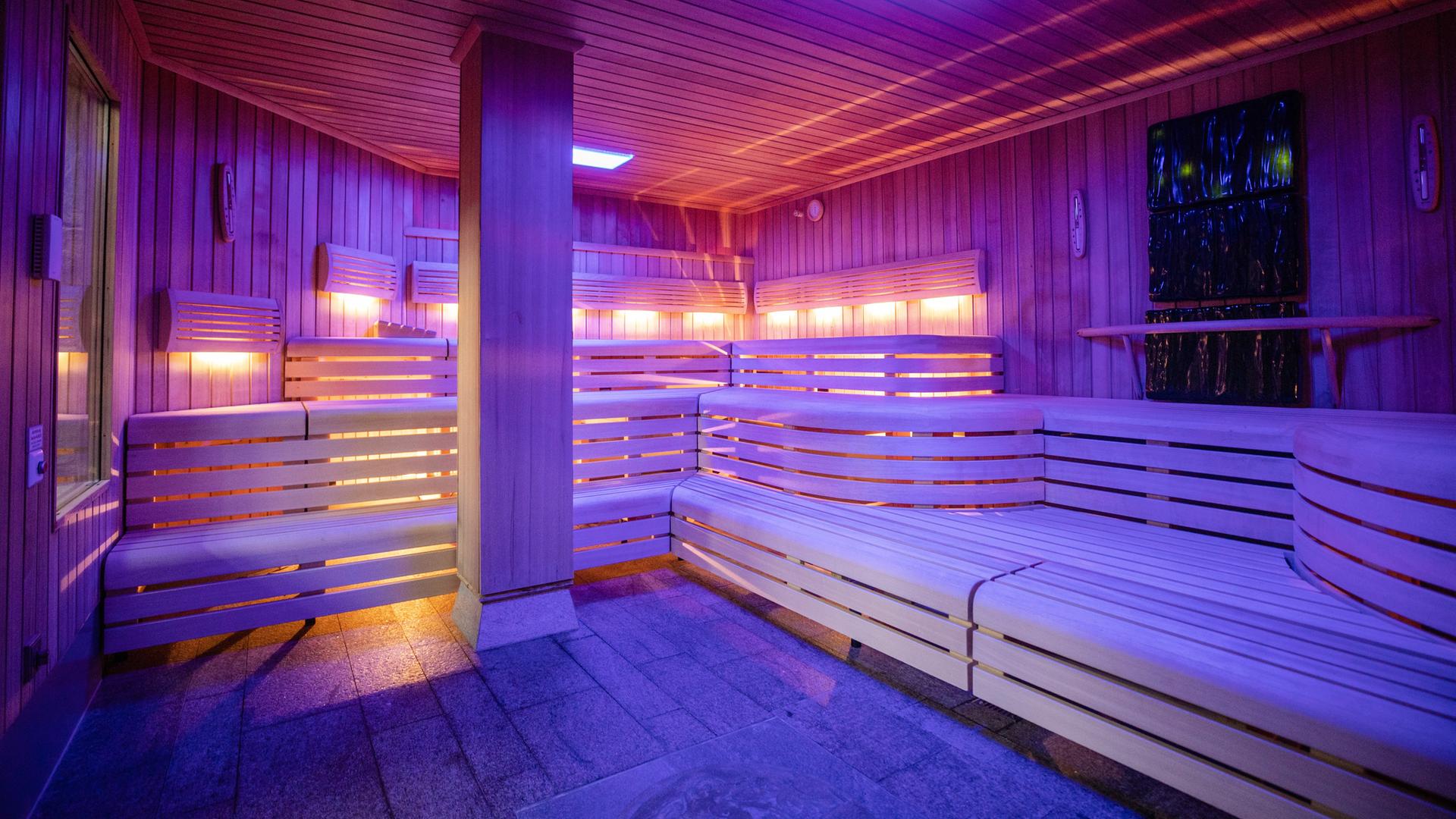 Blick in eine beleuchtete Sauna. Blick in eine beleuchtete Sauna.