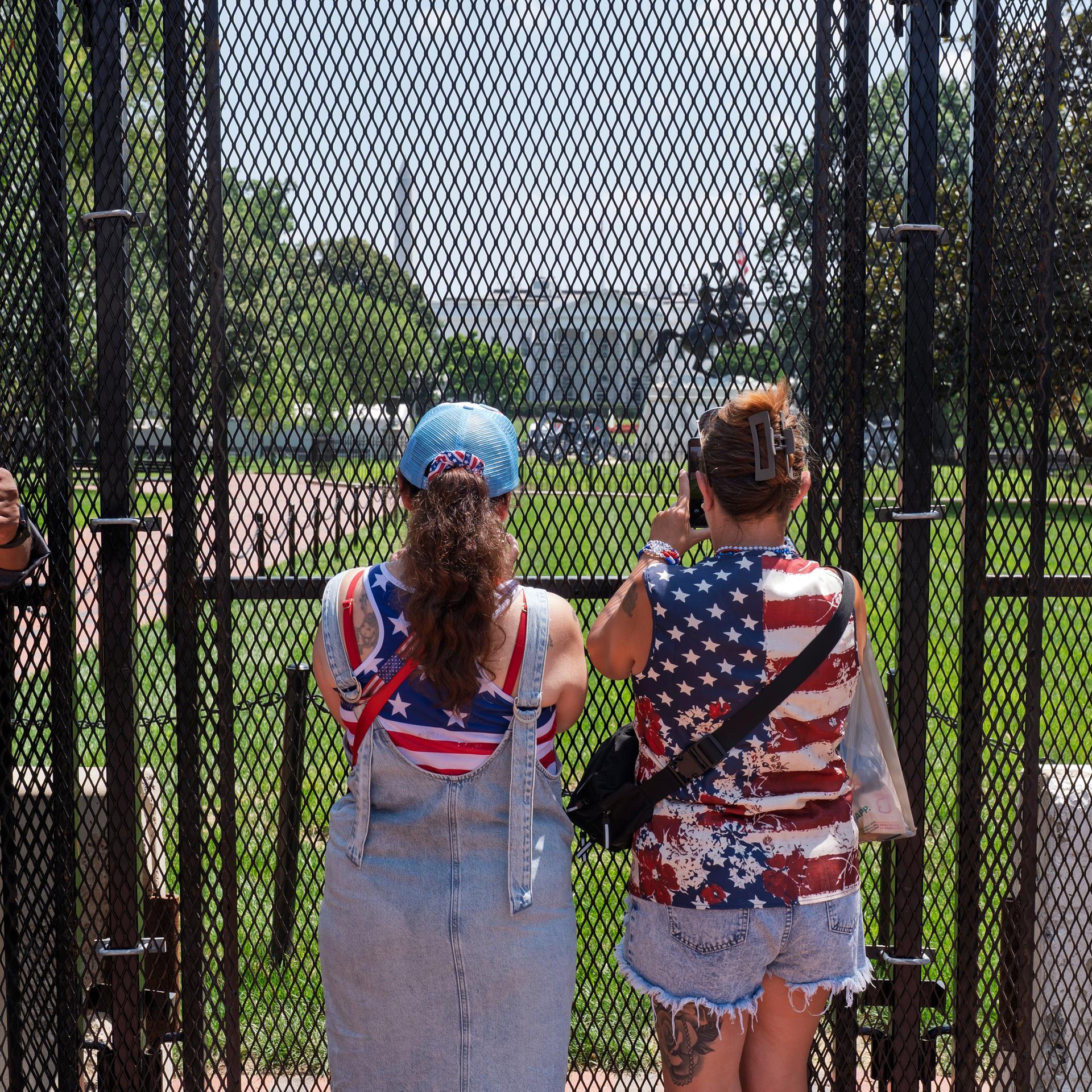 Besucher in Washington vor der Absperrung zum Weißen Haus.
