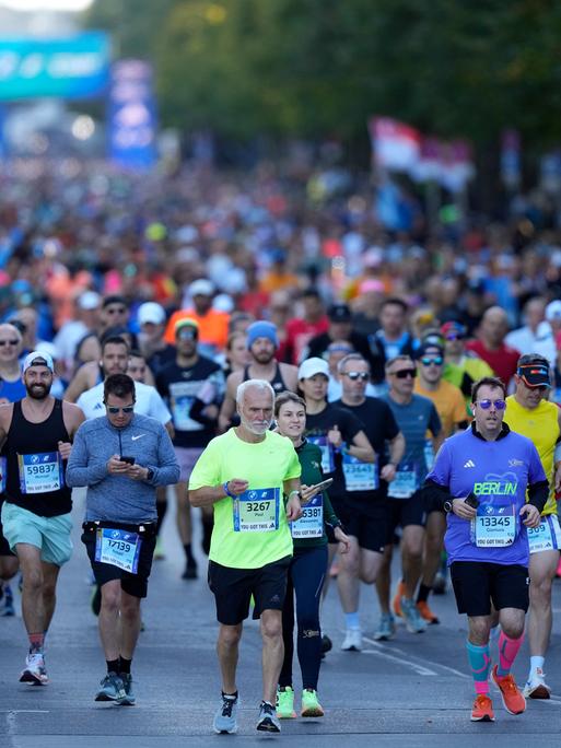 Runners start in the Berlin Marathon in Berlin, Germany, Sunday, Sept. 29, 2024. (AP Photo/Ebrahim Noroozi)