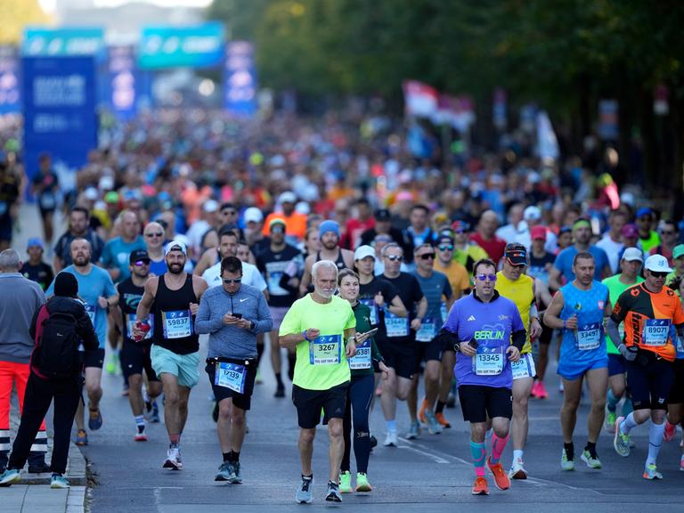 Runners start in the Berlin Marathon in Berlin, Germany, Sunday, Sept. 29, 2024. (AP Photo/Ebrahim Noroozi)