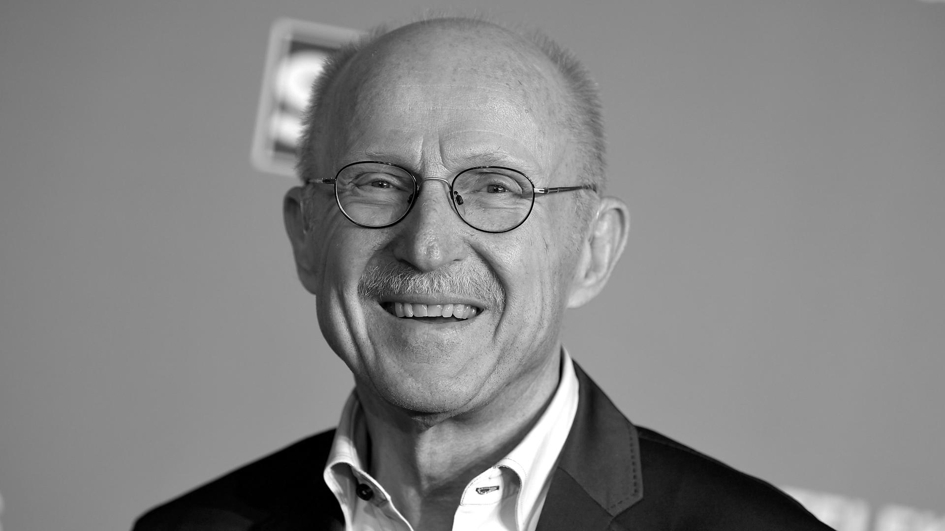 Zu sehen auf der Schwarz-Weiß-Aufnahme ist der frühere Bundesliga-Manager und Politiker Willi Lemke, der im Alter von 77 Jahren verstorben ist. Zu sehen auf der Schwarz-Weiß-Aufnahme ist der frühere Bundesliga-Manager und Politiker Willi Lemke, der im Alter von 77 Jahren verstorben ist.