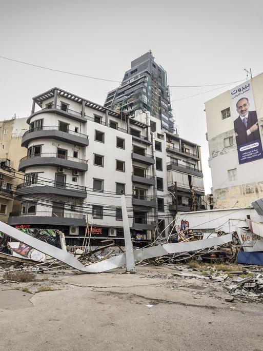Zerstörte Gebäude in der Innenstadt von Beirut, die beschädigt wurden, als im August 2020 im Hafen von Beirut eine Lagerhalle mit Ammoniumnitrat explodiert ist. 