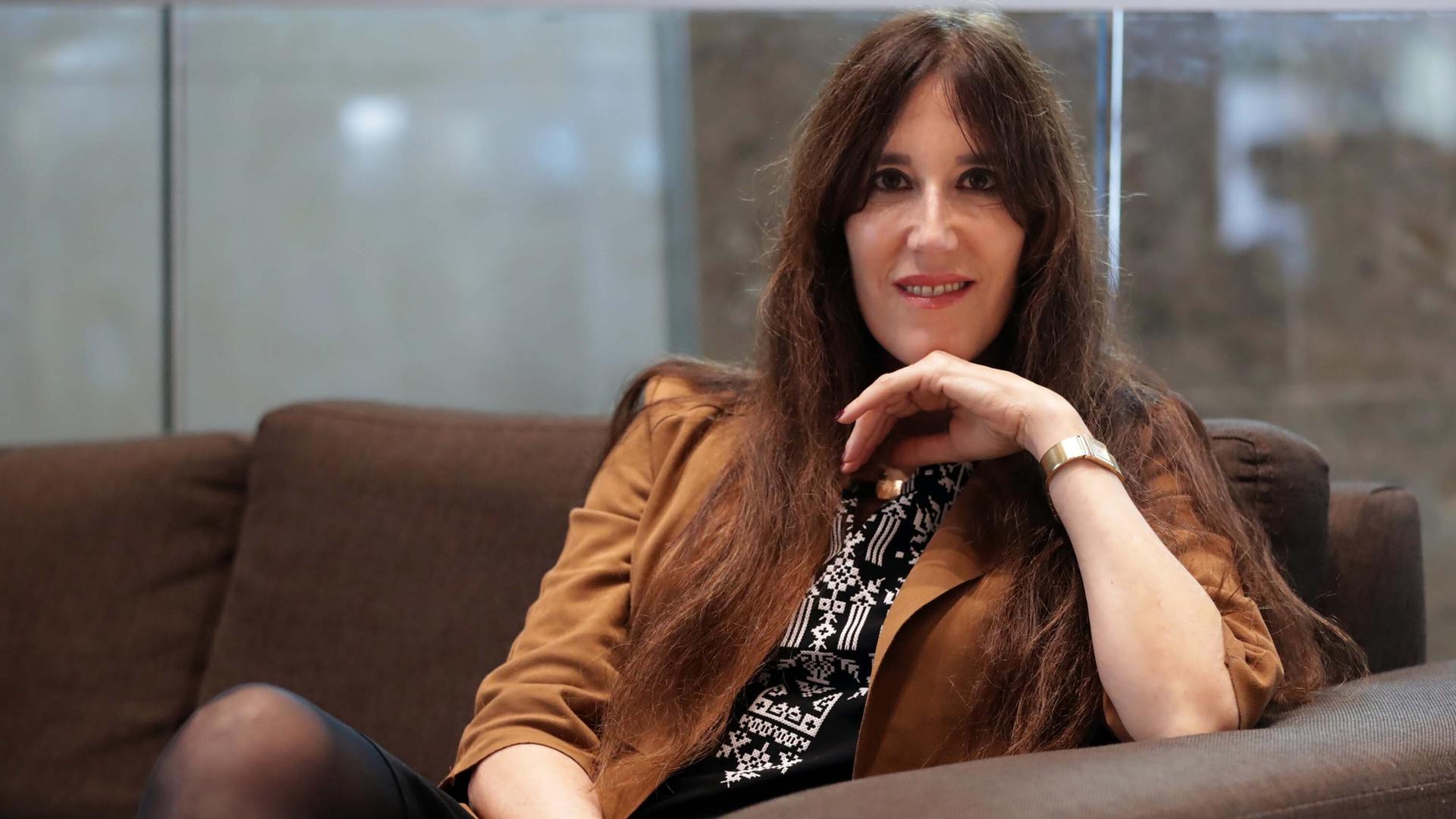 Die israelische Schriftstellerin Zeruya Shalev gibt während eines Interviews Auskunft über ihre Arbeit.