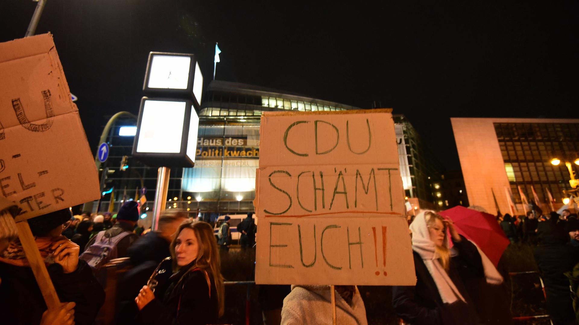 Anti-CDU-Demo vor dem Konrad-Adenauer-Haus