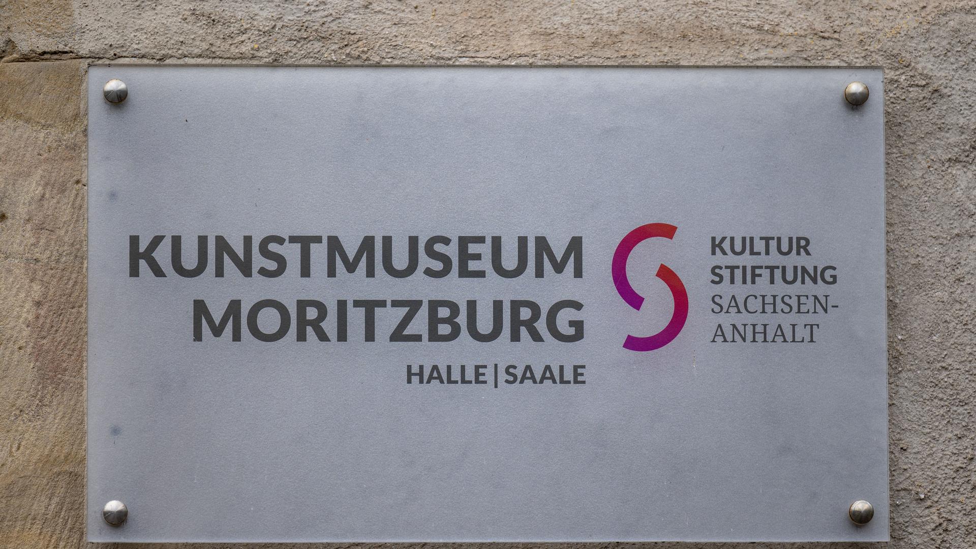 Kunstmuseum Moritzburg steht auf einem Schild am Eingang der Moritzburg in Halle/Saale. Kunstmuseum Moritzburg steht auf einem Schild am Eingang der Moritzburg in Halle/Saale.