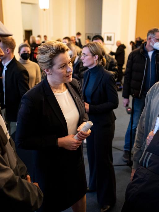 Franziska Giffey (SPD), Regierende Bürgermeisterin von Berlin, spricht nach dem Gipfel gegen Jugendgewalt mit Akteurinnen und Akteuren aus Senat, Bezirken und Zivilgesellschaft mit Philipp Jose Richter (r), Gangway - Straßensozialarbeit in Berlin e.V., und (l) Cassius de Caifaz, auch von Gangway