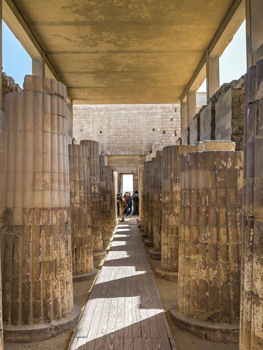 Säulen, Eingangs-Kolonnade, Nekropole von Sakkara, Ägypten Säulen, Eingangs-Kolonnade, Nekropole von Sakkara, Ägypten